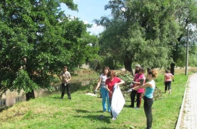 Администрацията в Трявна даде пример, общинските служители чистиха реката
