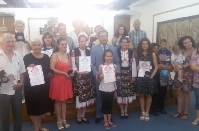 Кметът Даниел Панов награди отличили се на Петропавловския събор състави