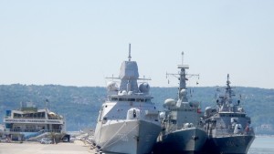 Кораб участник в Бриз 2015 неутрализирал пирати край Африка