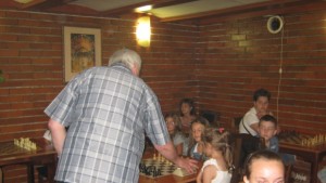 Засилен интерес към заниманията по шахмат част от лятната програма