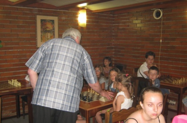 Засилен интерес към заниманията по шахмат, част от лятната програма на община Дупница