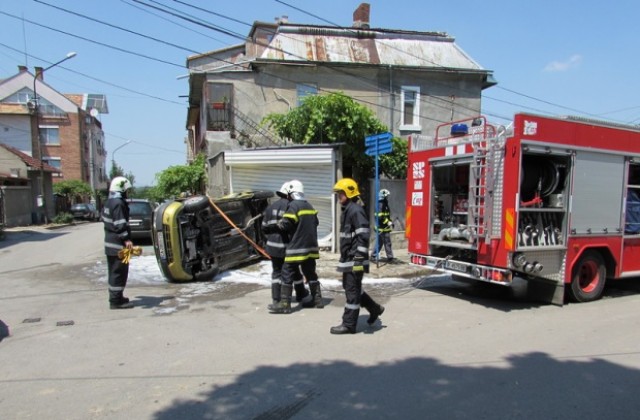 Кола се обърна по таван при катастрофа в центъра на Русе (СНИМКИ)