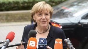 Видни икономисти призоваха Меркел да промени курса по гръцката криза