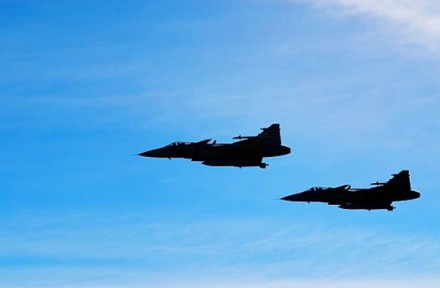 Изтребител и малък самолет се сблъскаха в САЩ, двама души загинаха