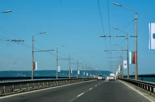 Над 150 знамена красят входа на Варна (СНИМКИ)