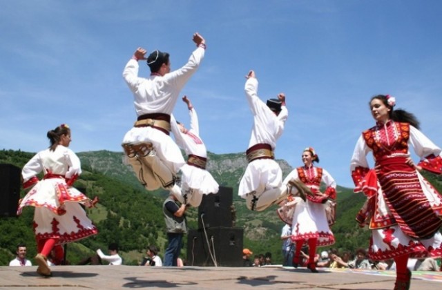 Село Дибич отбелязва празника си с много музика на открито