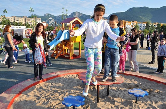 Деца творят в новия парк във Враца