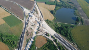 Срокът за строежа на новата отсечка на магистрала Хемус се