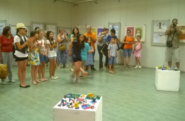 Млади художници подредиха изложба в края на проекта Арт ваканция в Галерията