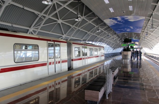 Движението на метрото се извършва по график след сутрешно закъснение