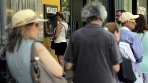 Парите в гръцките банкомати ще стигнат до 13 юли хората