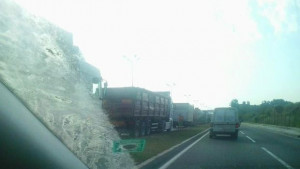 ТИР се обърна на Околовръстното в София образувало се е