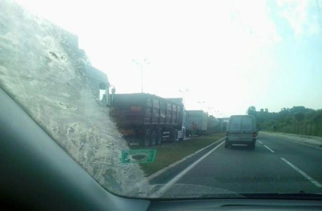 ТИР се обърна на Околовръстното в София, образувало се е огромно задръстване