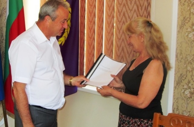 24 читалища в Ловешко получиха договори за допълнително финансиране