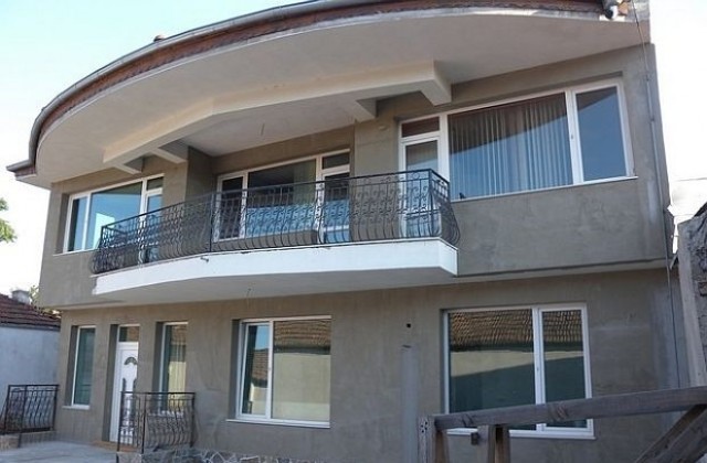 Социално слаби живеят в палати и карат луксозни коли (СНИМКИ)