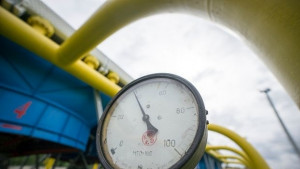 Шофьор потегли от газстанция с пистолета за зареждане