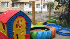 Морски капитан зарадва децата на Мездра с нова детска площадка