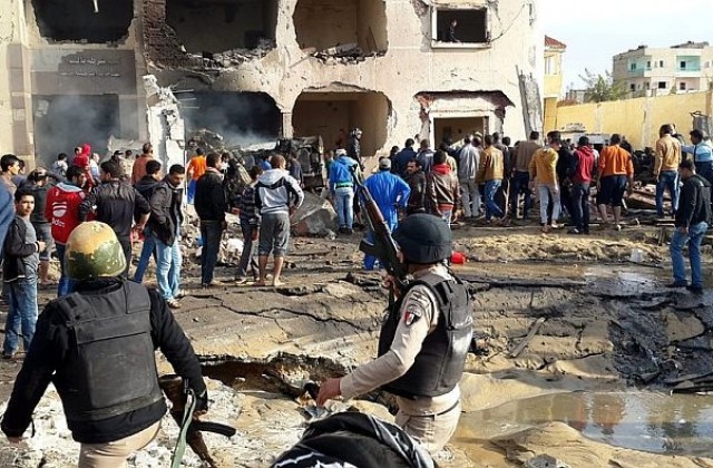 Силен взрив пред италианското консулство в Кайро, един човек е убит