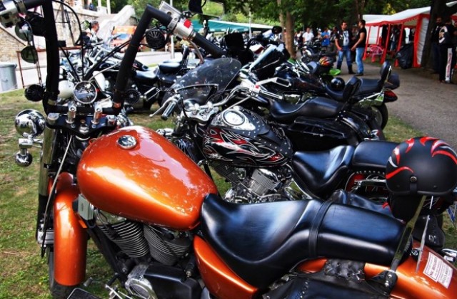 Край Асеневци закипя от мощни и лъскави мотори