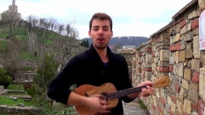 Чужденец възпя българската история с хавайска китара