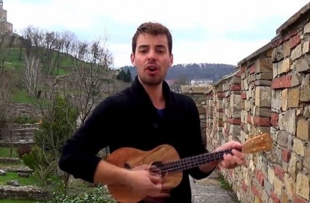 Чужденец възпя българската история с хавайска китара