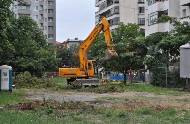 Благоустрояват междублоковото пространство до блок Вида