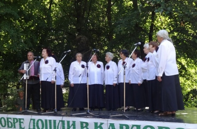 Пенсионери се надпяват в Карлово
