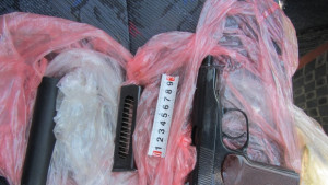 Задържаха петима за незаконно оръжие