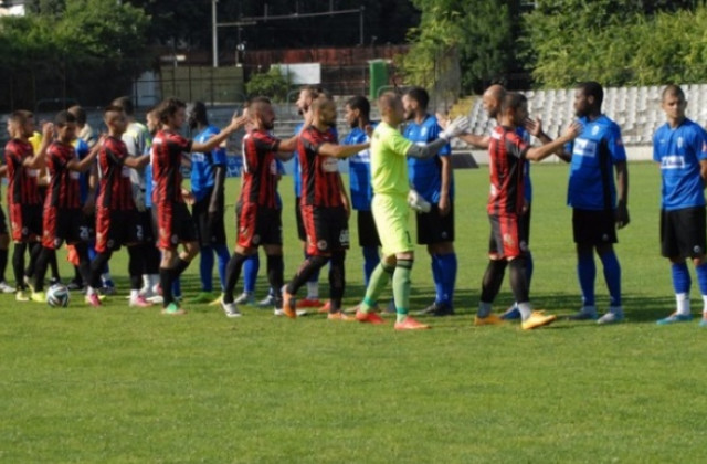 Бой прекрати контролата на Локомотив във Варна, публика нахлу на терена