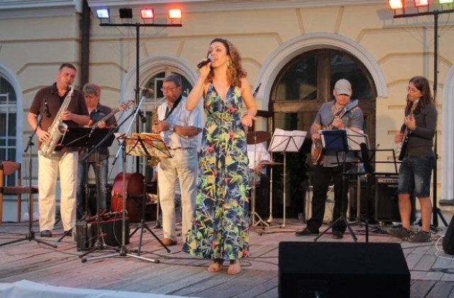 Дворът на НАГ оживя от любими джаз ритми и евъргрийн парчета