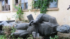 Община Ловеч прибра за съхранение соцпаметник