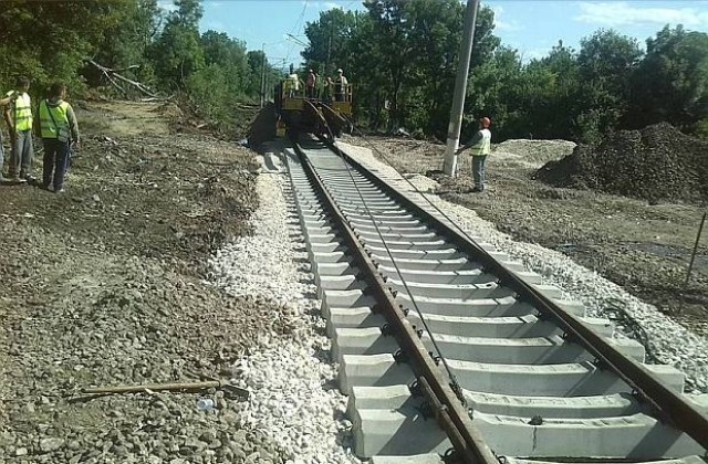 Незаконно сметище бави ремонта на жп линията между Захарна фабрика и Горна баня