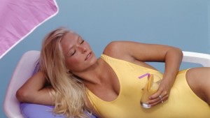 В разгара на лятото чадърът на плажа задължително с касова