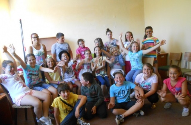 Деца от Кюстендил се запознаха с театралното изкуство в ОДК