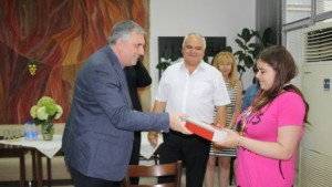 Таблет почетен знак и премия за шампионката Микаела