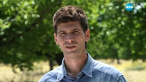 Специалист по право отглежда орехи до връх Шипка