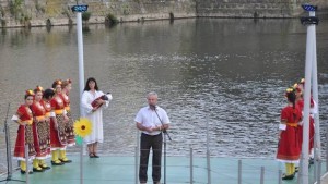 Започнаха спектаклите Летни вечери край реката на плаващата сцена в