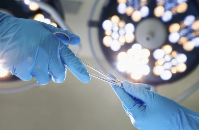 Експеримент: Хирурзи симулират как се прави операция в безтегловност