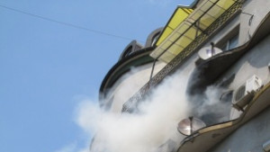 Две деца са леко обгазени при пожара в бл Ирена