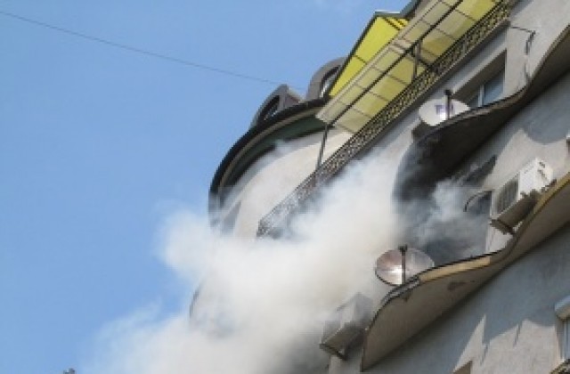 Две деца са леко обгазени при пожара в бл. Ирена