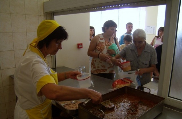 Бедни горнооряховчани получават безплатен топъл обяд