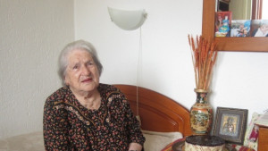 Баба Рада чукна 102 години похапва сладкиши и качамак с