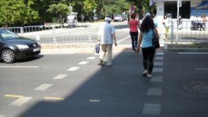 Освежават пешеходните пътеки във Варна