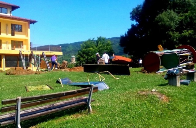 В Община Елена започна изграждането на десет нови детски площадки