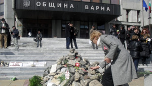 Кметът Сегашната местна власт няма моралното право да решава за