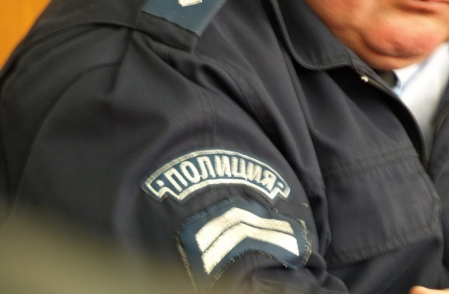 Млада жена нападна полицай