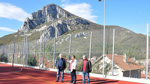 Обновеното гумено игрище е отворено за граждани