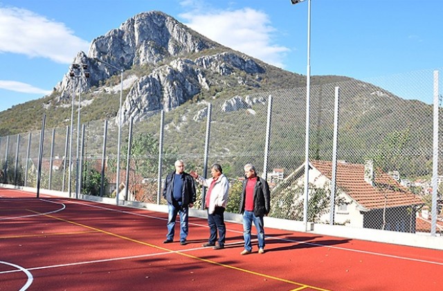 Обновеното „гумено игрище е отворено за граждани