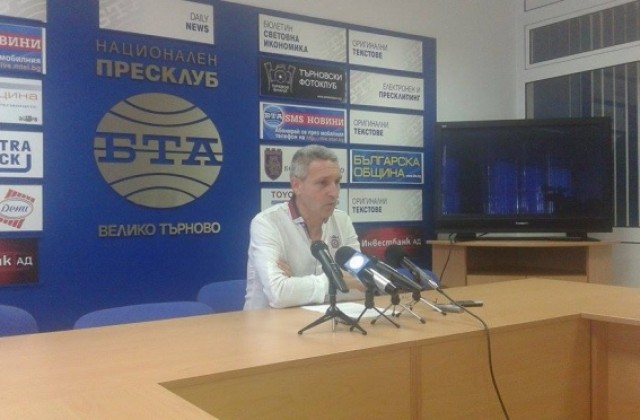 С пари от заплатите на общинските съветници и на кмета да бъдат закърпени уличните дупки, предлага Румен Димитров