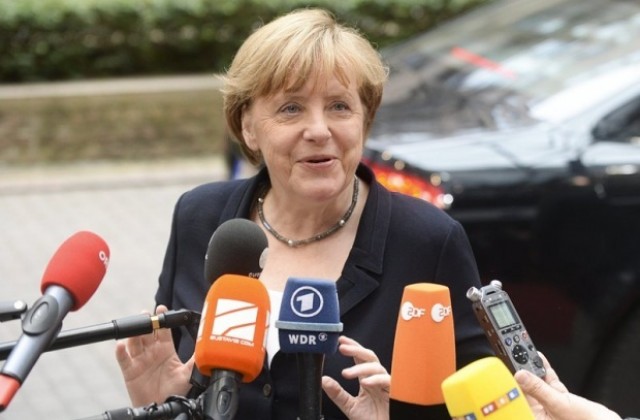 Меркел разплака дете на бежанци пред телевизионните камери (ВИДЕО)